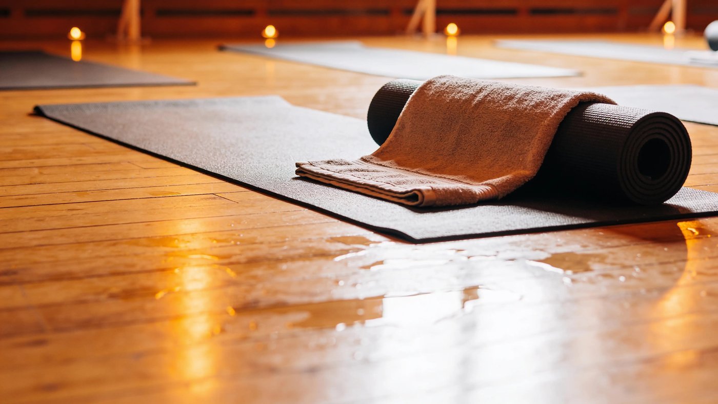 Hot Yoga (Bikram) Nedir? Sıcak Ortamda Pratik İçin Bilmeniz Gerekenler